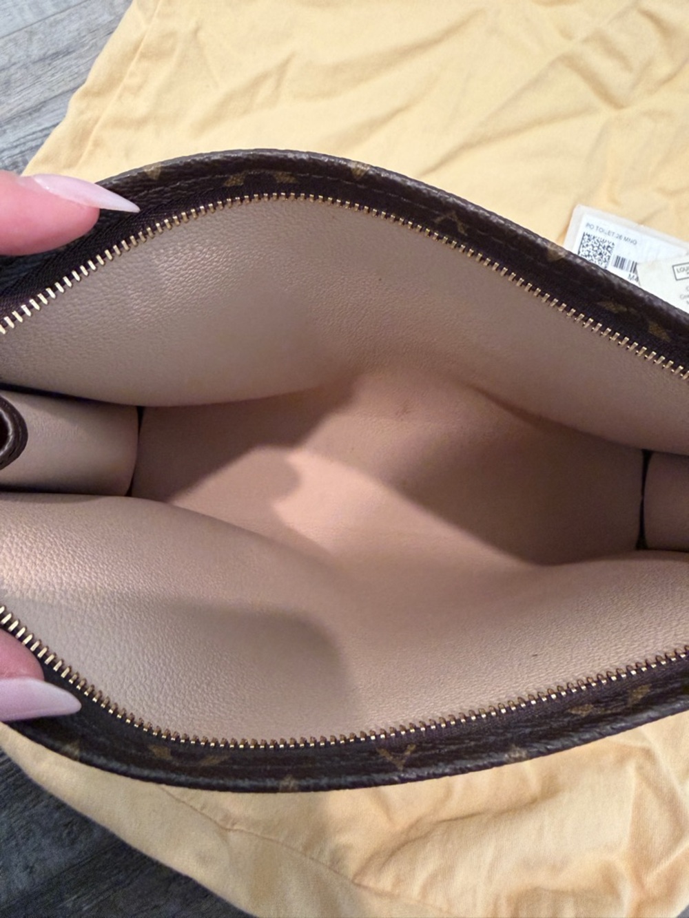 LOUIS VUITTON TOILETRY POUCH - Picture 4 of 4